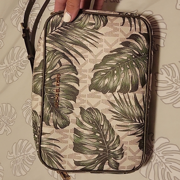 Gorgeous white and green mostera leaf jet set crossbody - Picture 2 of 13